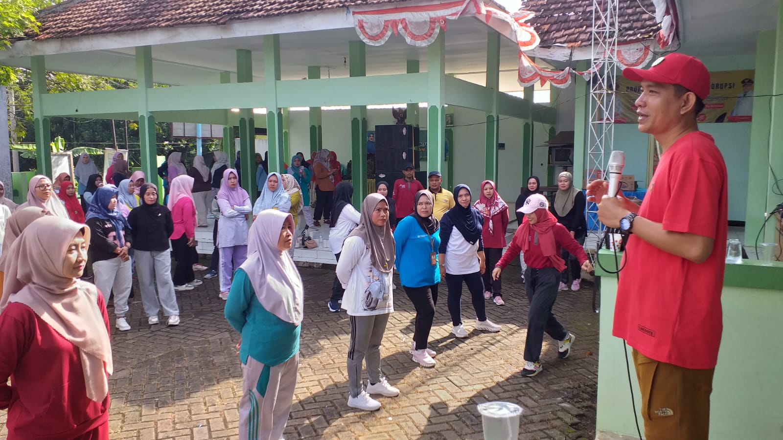 Senam Bersama di Kantor Kecamatan Gading